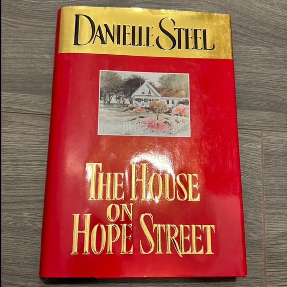 ⭐️3 for $25⭐️ Hardcover | The House On Hope Street by Danielle Steel